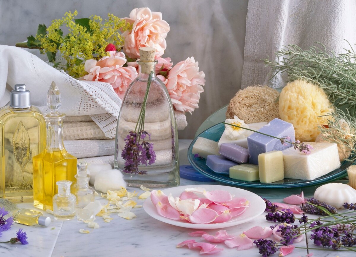 Cómo hacer perfume casero con flores | Mundo Flores